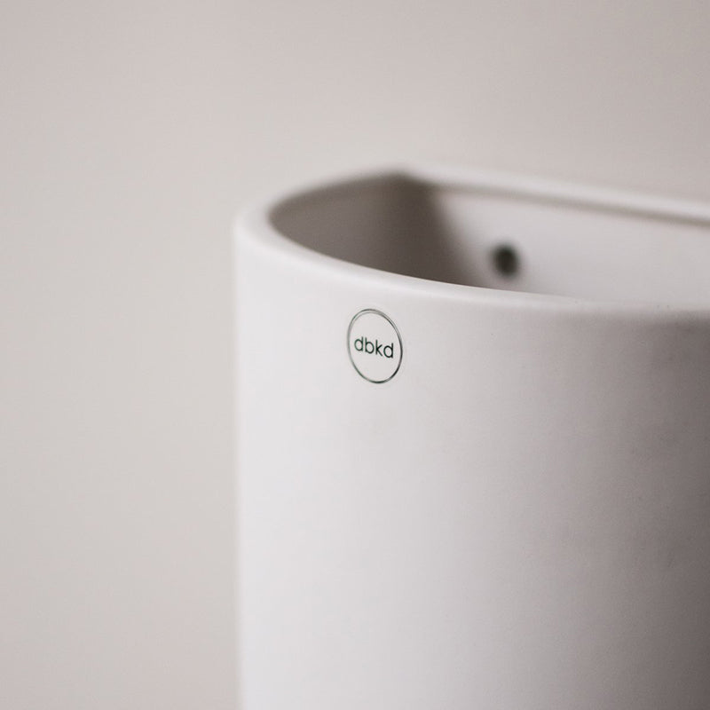 DBKD Cut XL Vægkrukke – Hvid Keramik (H24xB21 cm)