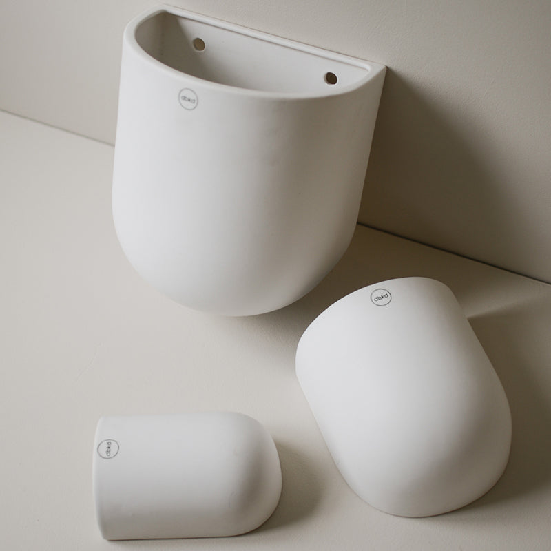 DBKD Cut XL Vægkrukke – Hvid Keramik (H24xB21 cm)
