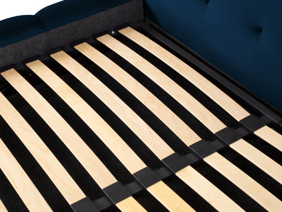 Cosmopolitan Design - Velour Seng m. opbevaring og bred sengegavl, Bali, 200x230x100 cm - Kongeblå (Bluvel 86) - Sort plast
