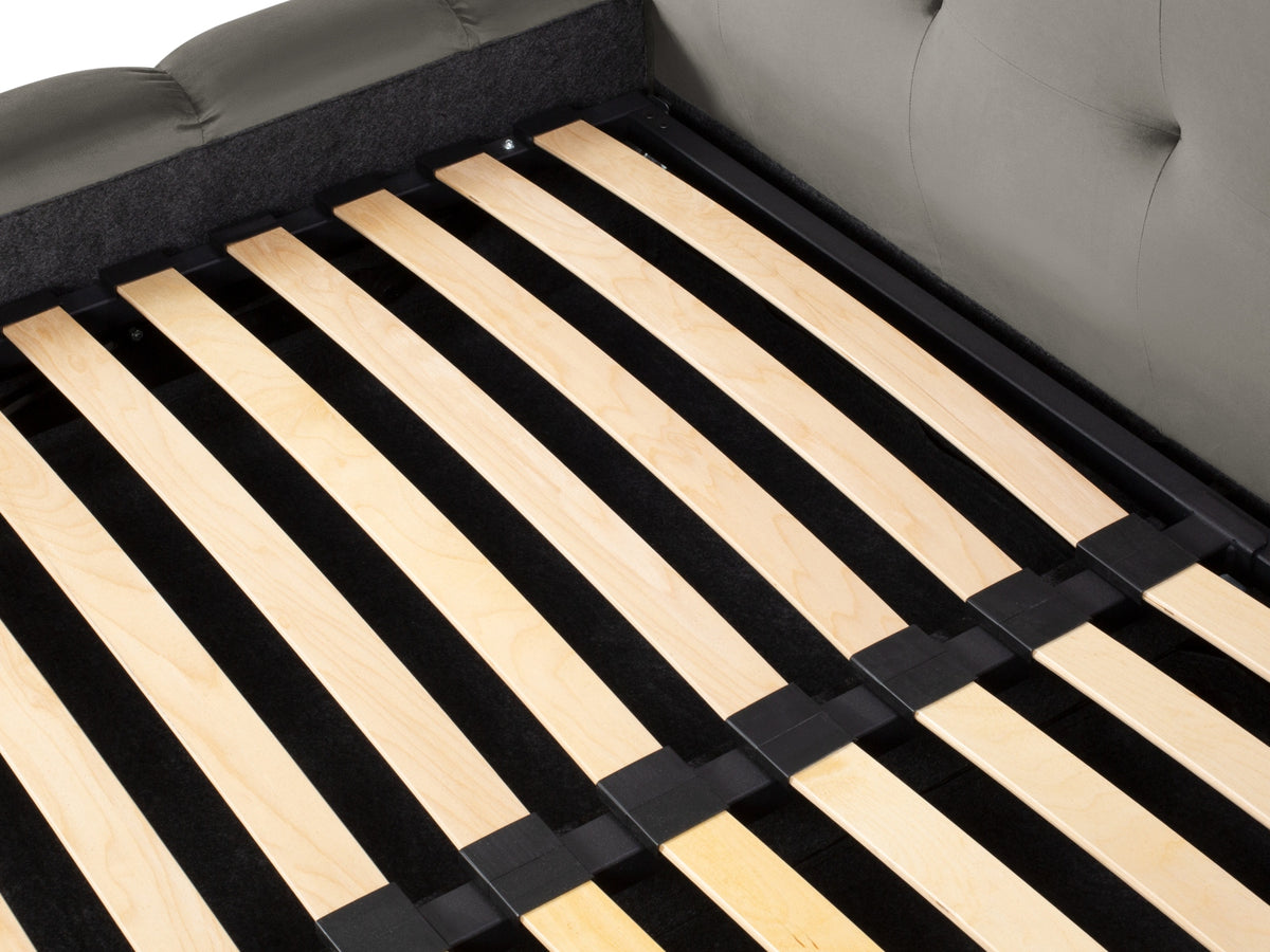 Cosmopolitan Design - Velour Seng m. opbevaring og bred sengegavl, Bali, 200x230x100 cm - Lysegrå (Bluvel 13) - Sort plast